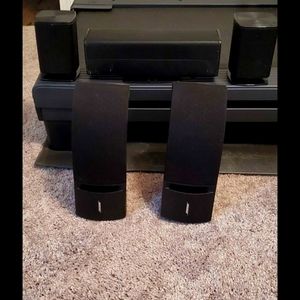 3 Samsung and 2 Bose Speakers